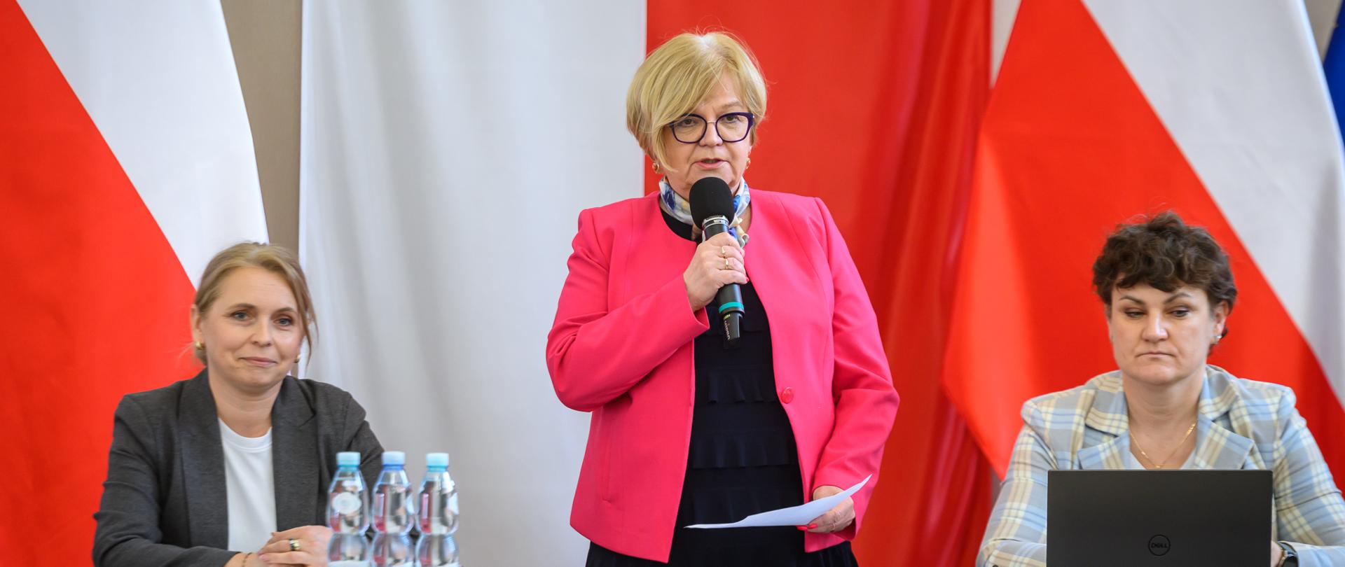 Zdjęcie przedstawia wojewodę podkarpackiego Teresę Kubas-Hul oraz dwóch przedstawicieli Wydziału Programów Rządowych i Funduszy Europejskich podczas spotkania z samorządami