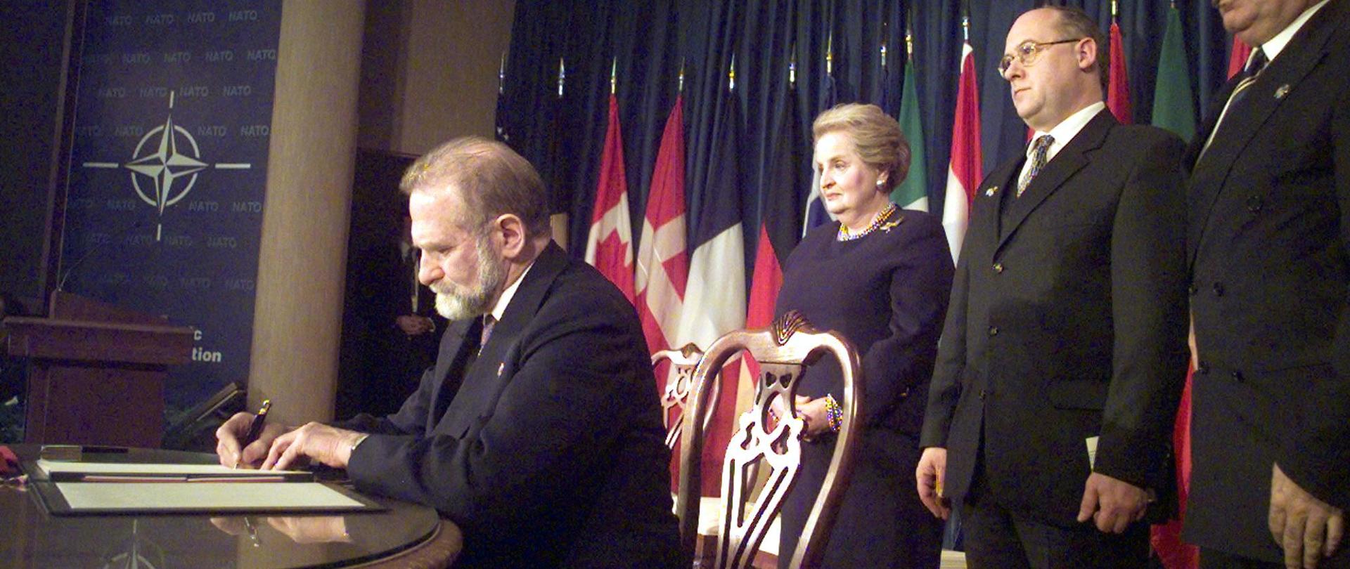 Polska, Czechy i Wêgry zosta³y w pi¹tek, 12 bm. oficjalnie przyjête w poczet cz³onków NATO. Podczas uroczystoci w Independence (Missouri, USA), sekretarz stanu USA Madeleine Albright przyjê³a dokumenty akcesyjne z r¹k szefów dyplomacji nowych pañstw cz³onkowskich -
Bronis³awa Geremka, Jana Kavana (Czechy) i Janosa Martonyiego (Wêgry). Na zdjêciu: szef polskiej dyplomacji Bronis³aw Geremek (przy stole) podpisuje w Bibliotece Trumana w Independence dokumenty akcesyjne cz³onkostwa Polski w NATO. Za nim od lewej stoj¹: amerykañska sekretarz stanu Madeleine Albright, czeski minister spraw zagranicznych Jan Kavan i wêgierski minister spraw zagranicznych Janos Martonyi. PAP/EPA
(CLIFF SCHIAPPA)