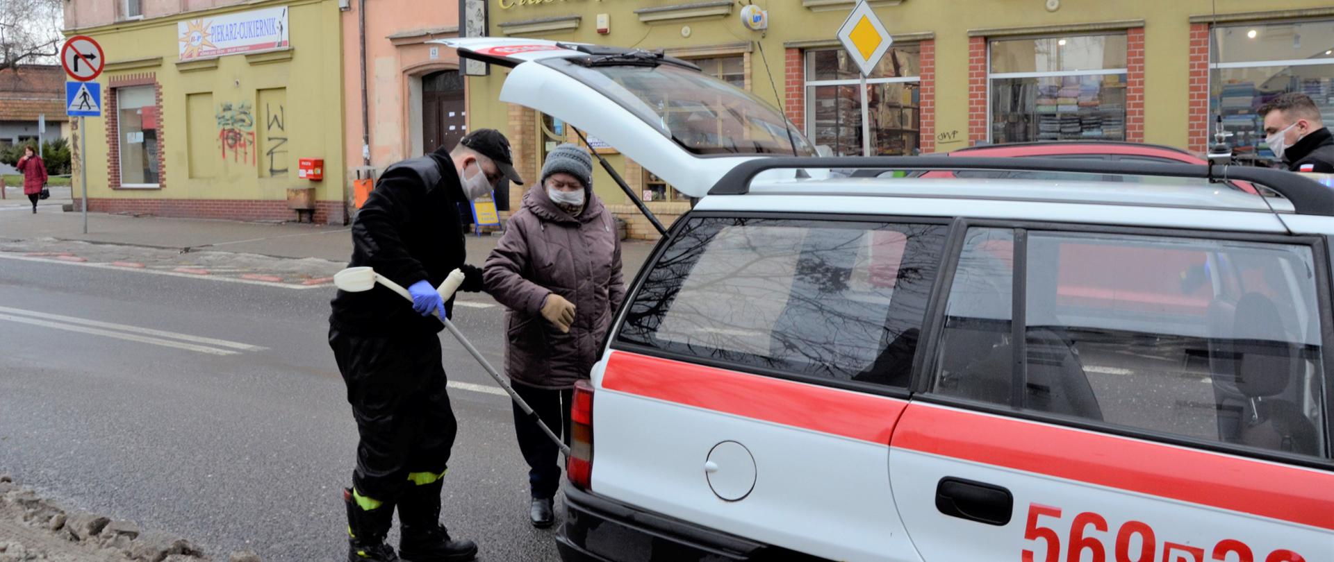 Strażak pomaga niepełnosprawnej