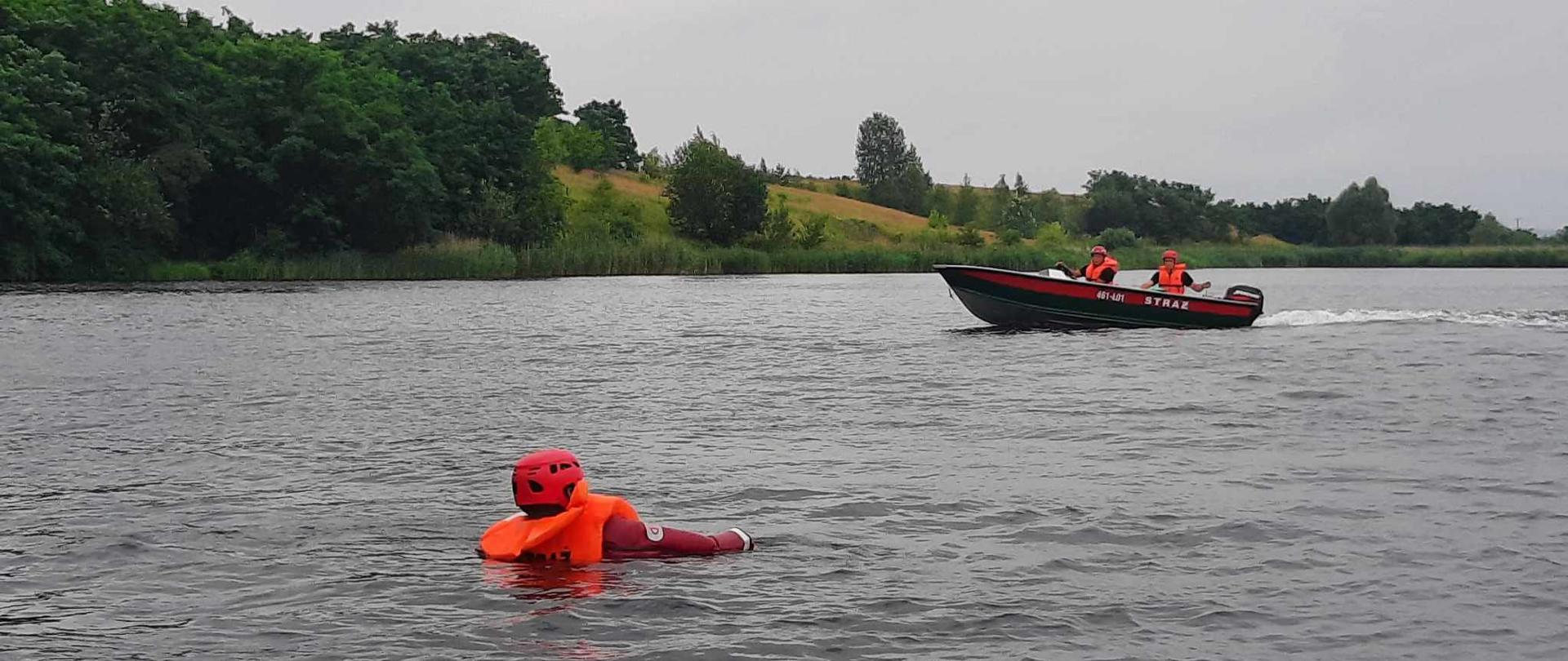 Strażacy ratownicy Państwowej i Ochotniczej Straży Pożarnych podczas ćwiczeń na zbiorniku wodnym w miejscowości Gacki.