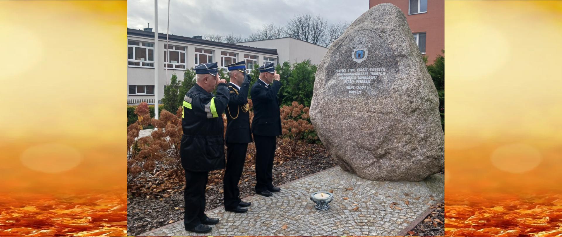 Delegacja oddająca hołd przy obelisku upamiętniającym kartuskich strażaków.