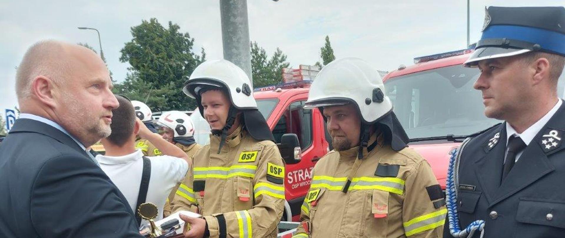 Przekazanie samochodu ratowniczo - gaśniczego dla OSP Rościmin