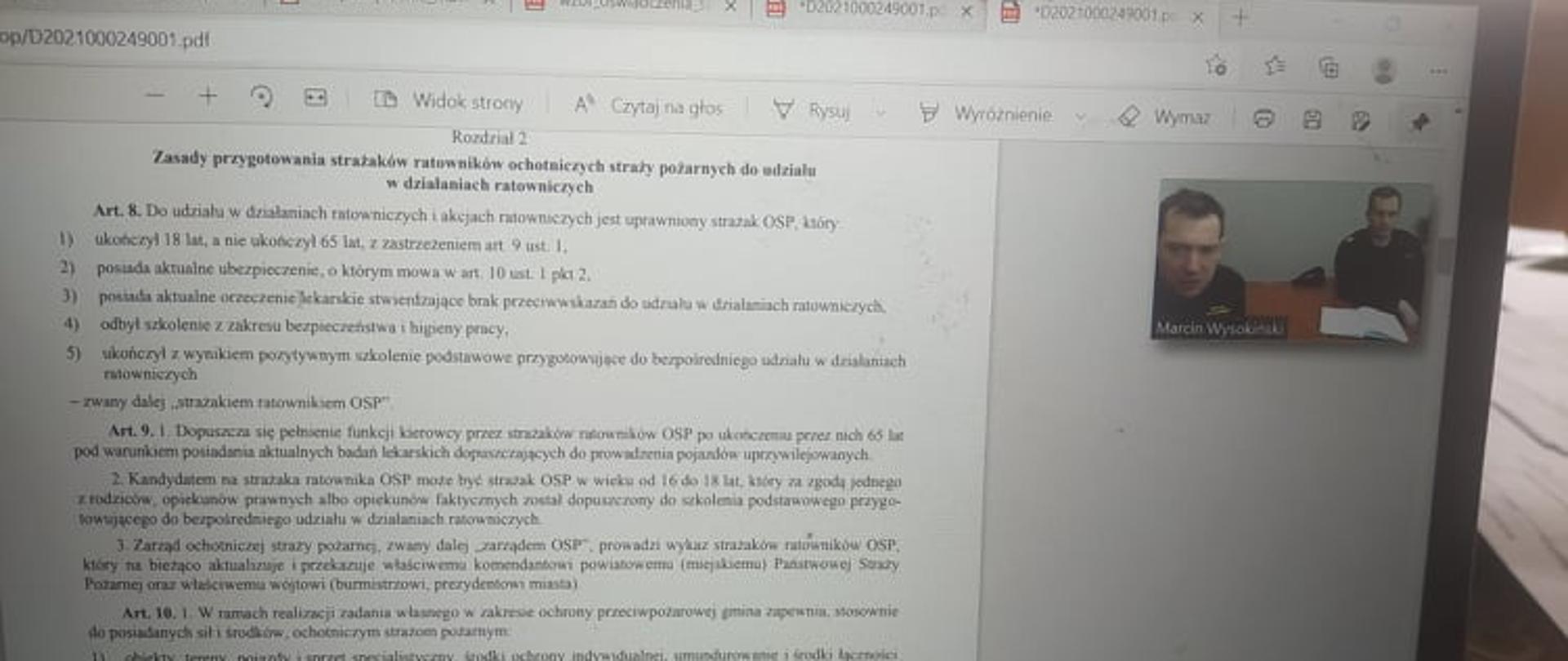 Narada on-line. Funkcjonariusze uczestniczący w naradzie. Z lewej strony ekranu fragment ustawy o OSP.