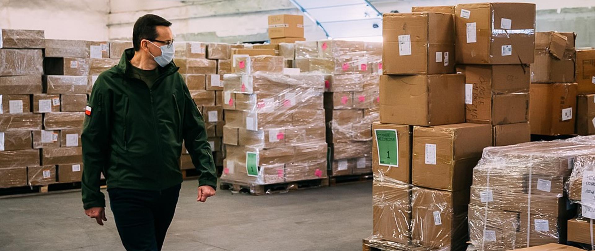 Premier Mateusz Morawiecki w składnicy Agencji Rezerw Materiałowych.