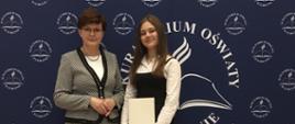 Uczennica PLSP odbierająca stypendium Prezesa Rady Ministrów