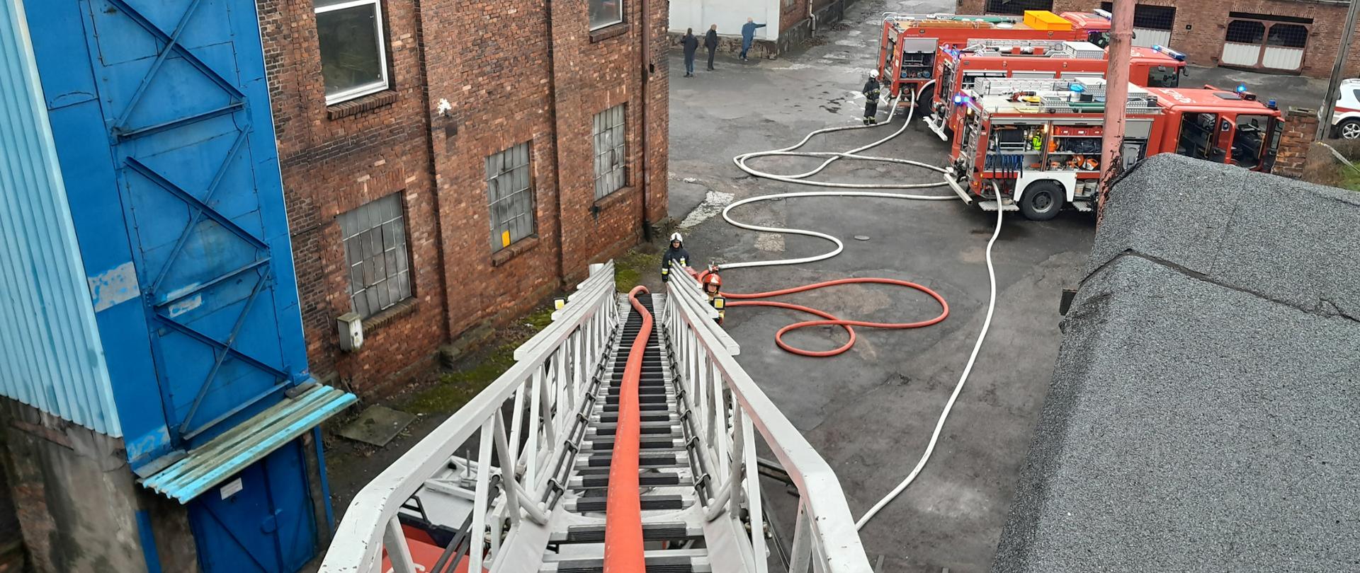 Dodatkowe zastępy na miejscu działań gaśniczych z drabiny SD 37