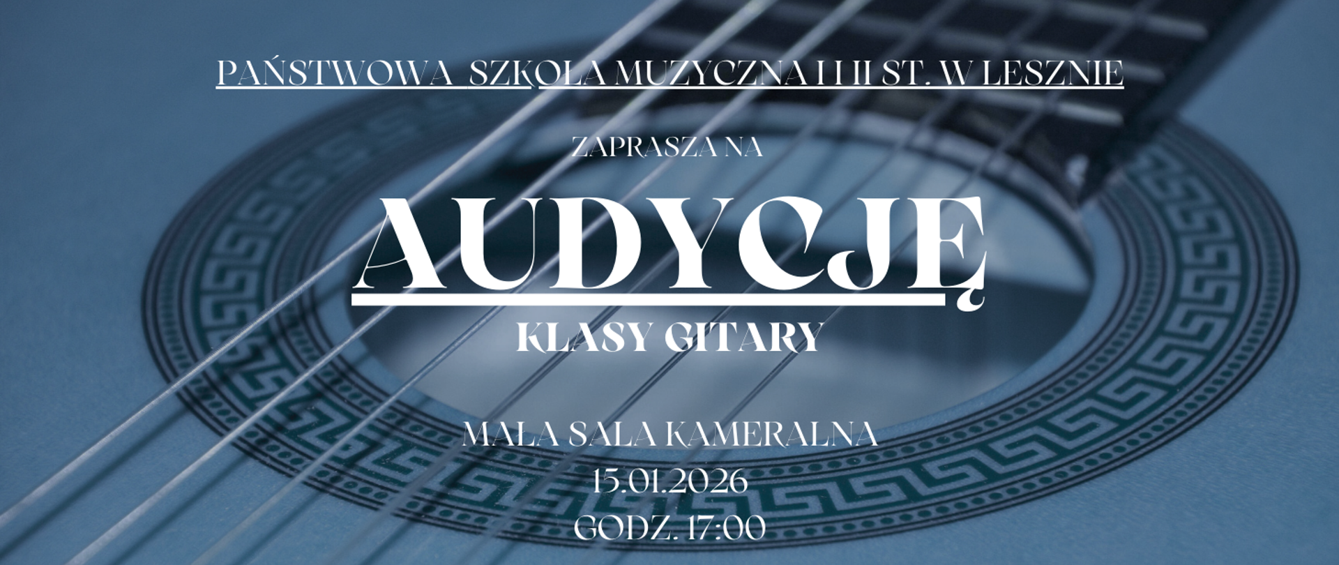 Plakat z białymi literami na niebieskim tle. W centrum pudło rezonansowe gitary