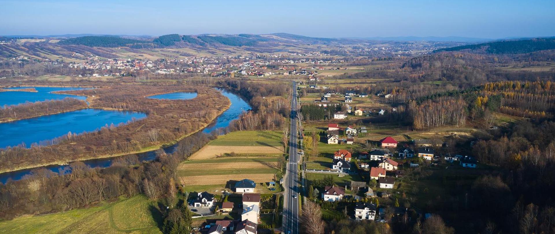 Widok z lotu ptaka na drogę krajową nr 73. Aura wiosenna, świeci słońce