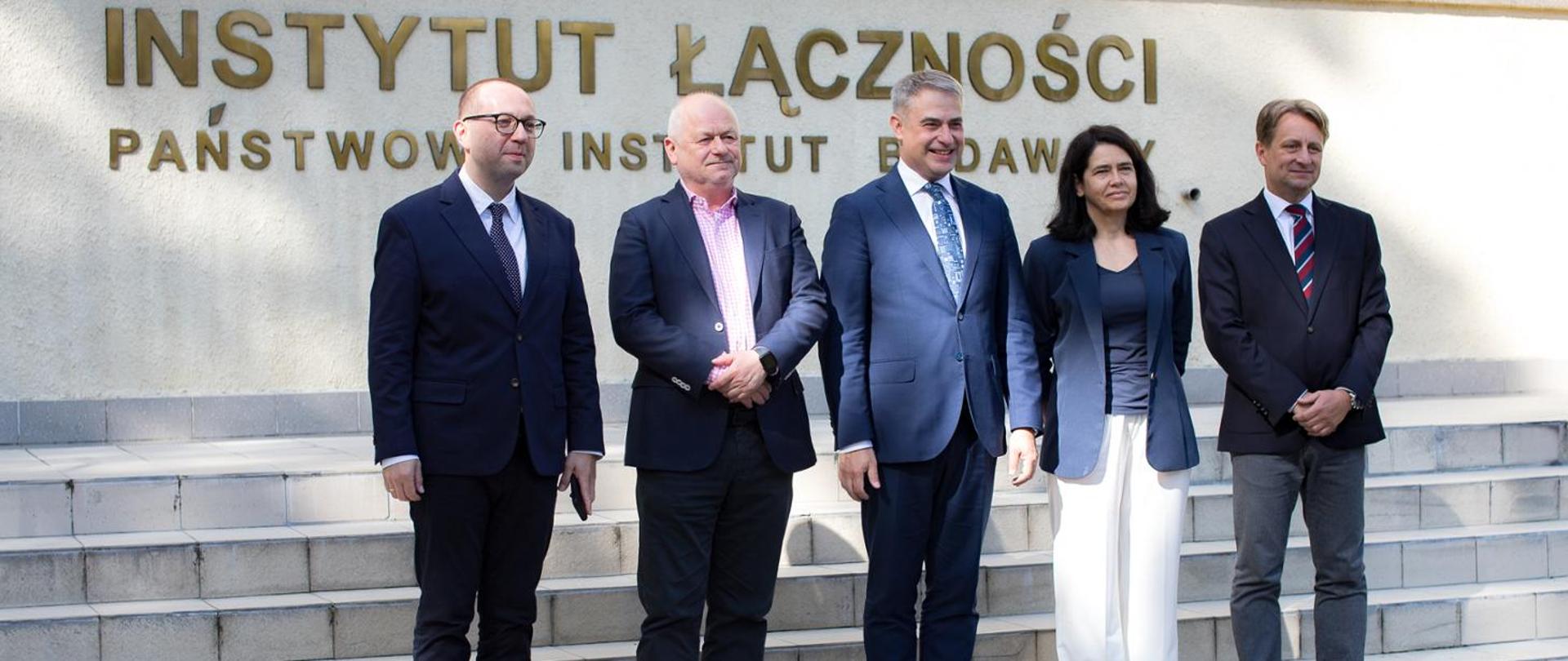 In the photo, from left to right: Damian Bokota, Chief of the Political Cabinet of the Minister of Digital Affairs; Prof. Mariusz Figurski, Scientific Director of the NIT-NRI; Krzysztof Gawkowski, Deputy Prime Minister and Minister of Digital Affairs; Anna Streżyńska, Director of the NIT-NRI; Krzysztof Szubert, Director’s Plenipotentiary for Commercialization and International Cooperation at the NIT-NRI.