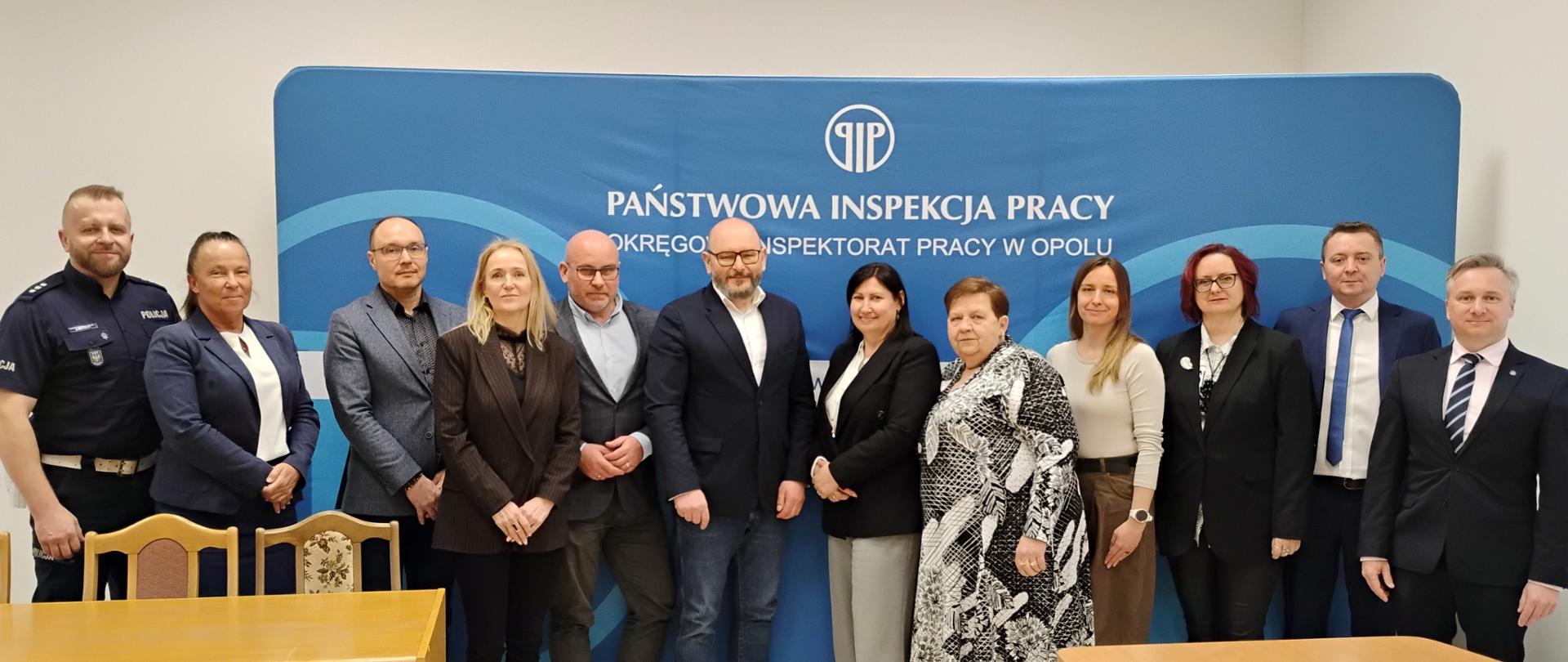 Zdjęcie przedstawia członków Wojewódzkiej Komisji ds. Bezpieczeństwa i Higieny Pracy w Rolnictwie