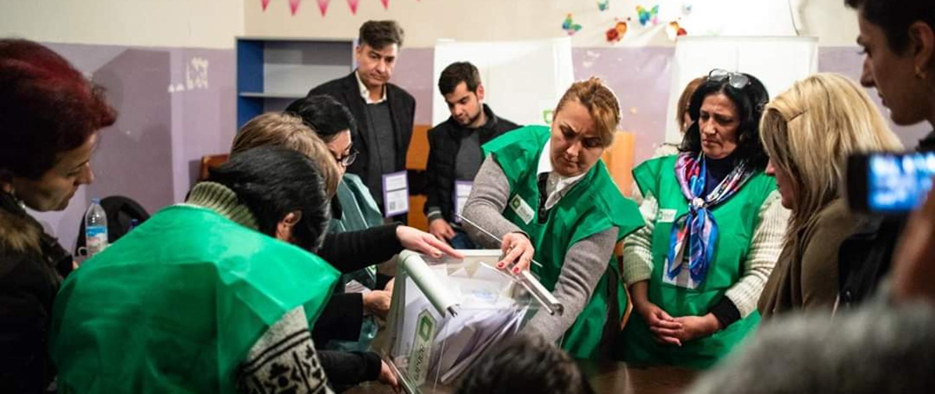 trwa opróżnianie urny wyborczej