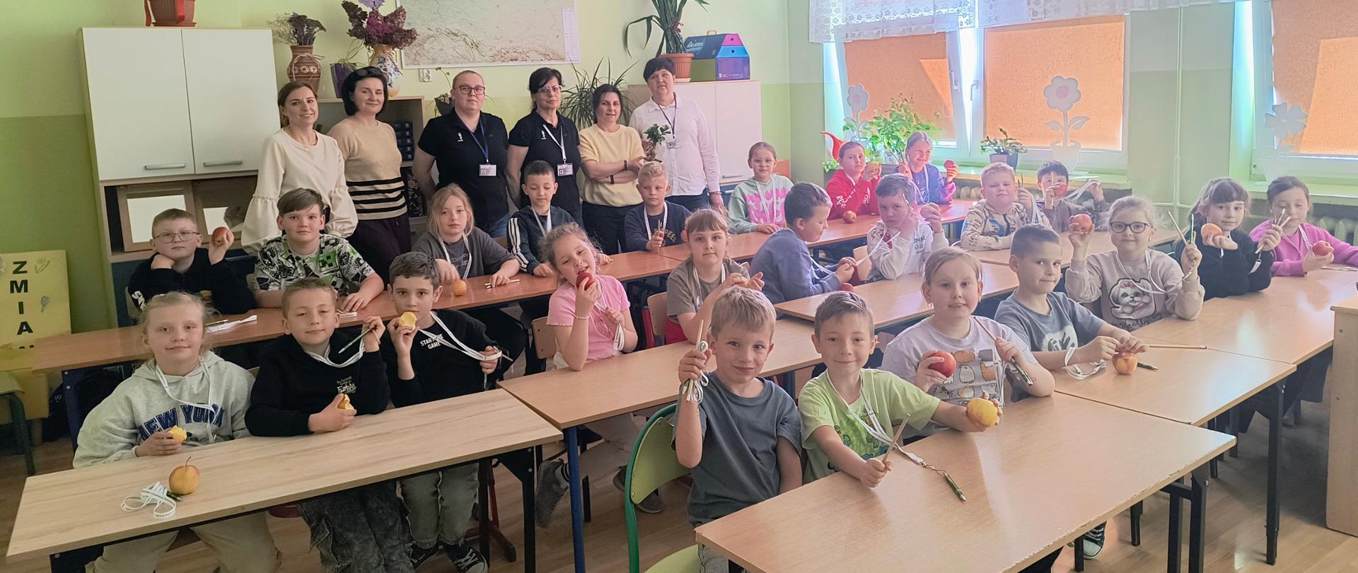 dzieci, nauczyciele i inspektorzy WIORiN w Łodzi