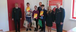 Finaliści 2 grupy wiekowej wraz z nagrodami i dyplomami w asyście organizatorów turnieju