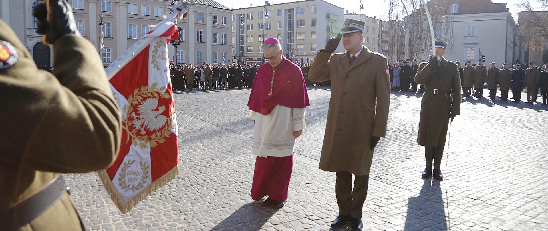 Powitanie Biskupa Polowego, ks. Wiesława Lechowicza ze sztandarem Wojska Polskiego