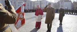 Powitanie Biskupa Polowego, ks. Wiesława Lechowicza ze sztandarem Wojska Polskiego