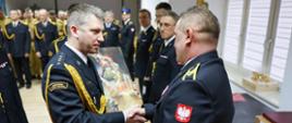 Dowódca JRG wręcza św. Floriana na desce na pamiatkę dla Łukasza Nogiecia