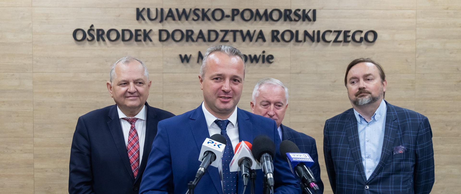 
Grupa ludzi w garniturach w sali konferencyjnej
