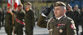 Pułkownik Sławomir Miazga salutuje w trakcie uroczystości 