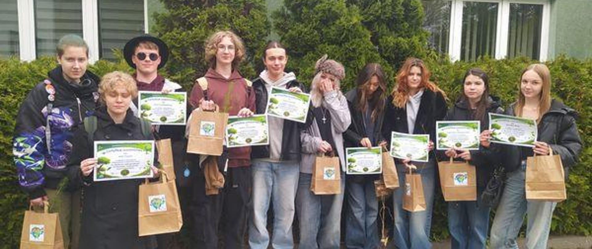 grupa uczniów z Plastyka