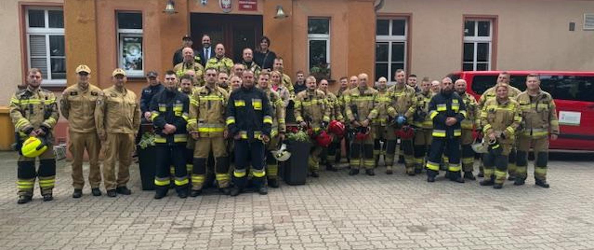 Strażacy OSP i PSP po zakończonych ćwiczeniach na tle SOSW w Warninie