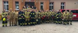 Strażacy OSP i PSP po zakończonych ćwiczeniach na tle SOSW w Warninie