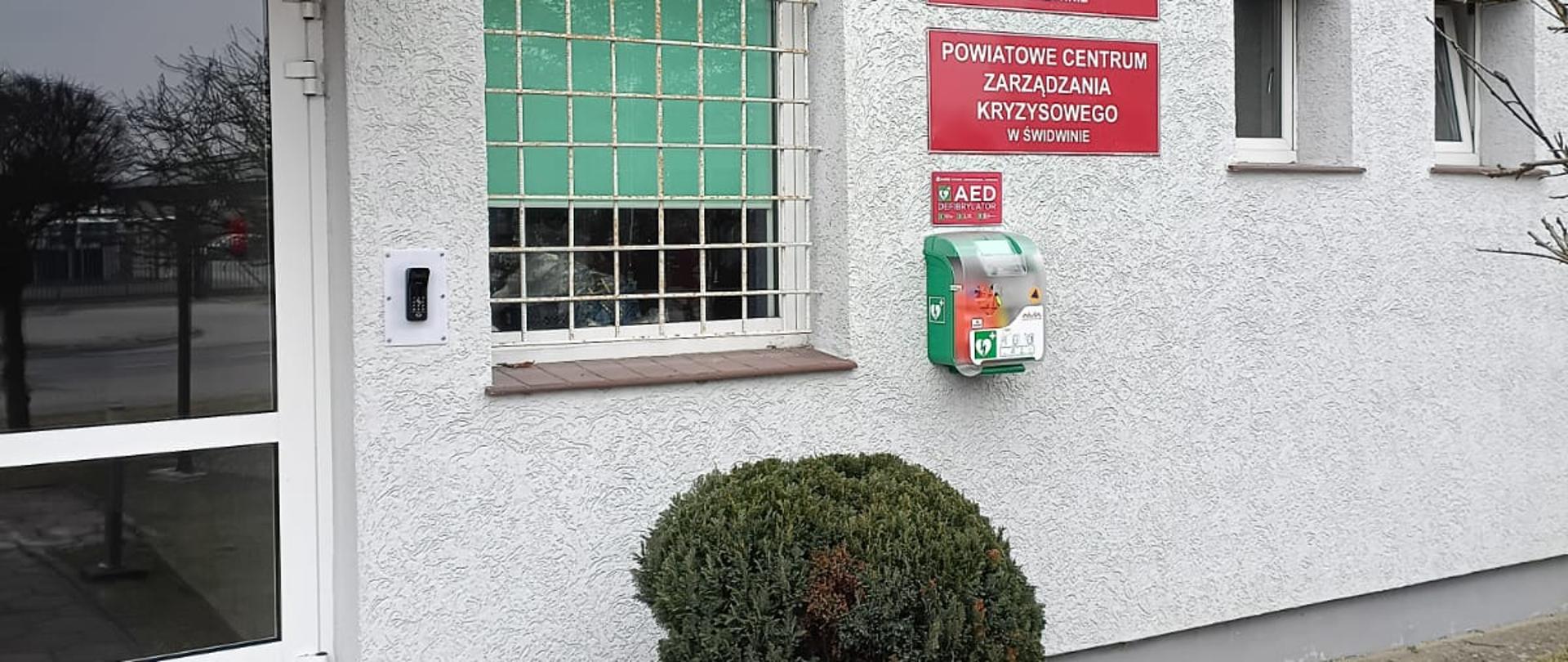 Defibrylator AED przed wejściem do Komendy - może uratować życie
