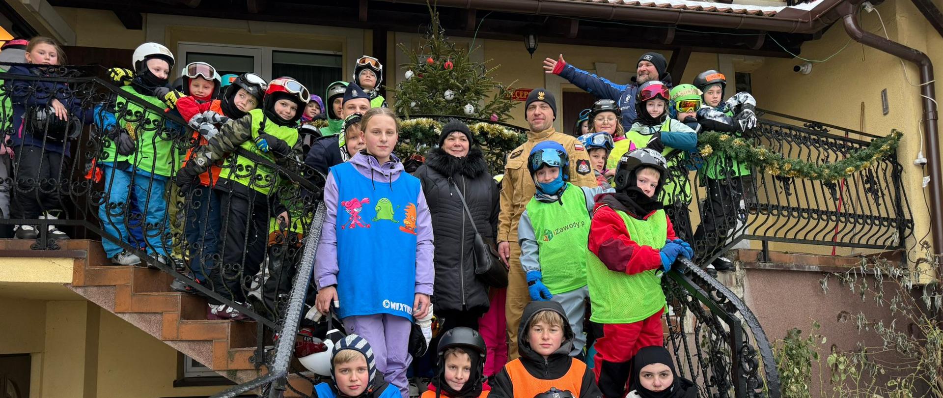 Zdjęcie grupowe przed budynkiem uczestników spotkania