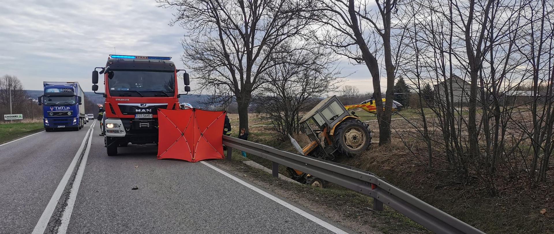 Ciągnik rolniczy poza drogą krajową 42
