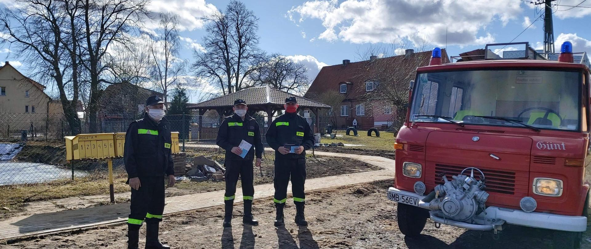 Strażacy rozpoczęli kolportaż ulotek informacyjnych na temat profilaktyki oraz szczepień przeciwko COVID-19