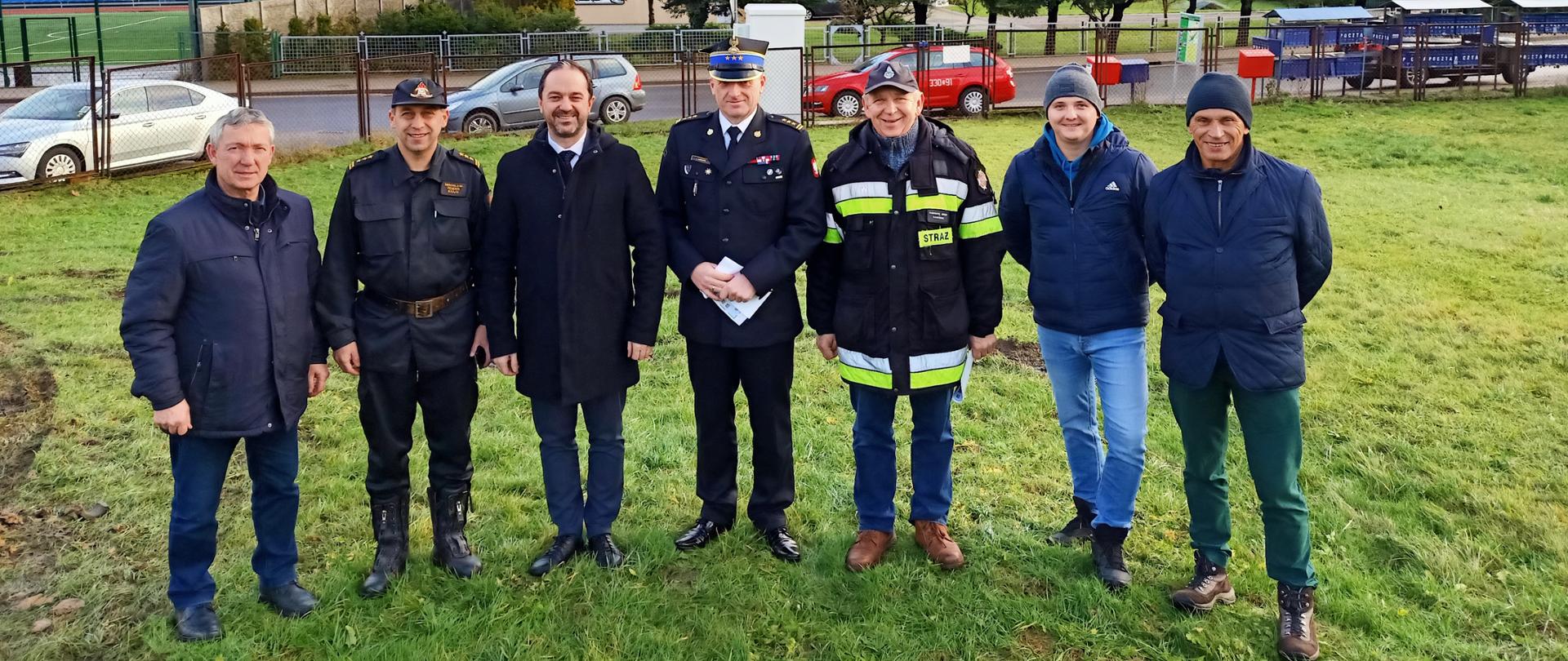 Przedstawiciele Gminy Biesiekierz, OSP Stare Bielice oraz Komendy Wojewódzkiej PSP w Szczecinie i Komendy Miejskiej PSP w Koszalinie na terenie gminy Biesiekierz - Stare Bielice