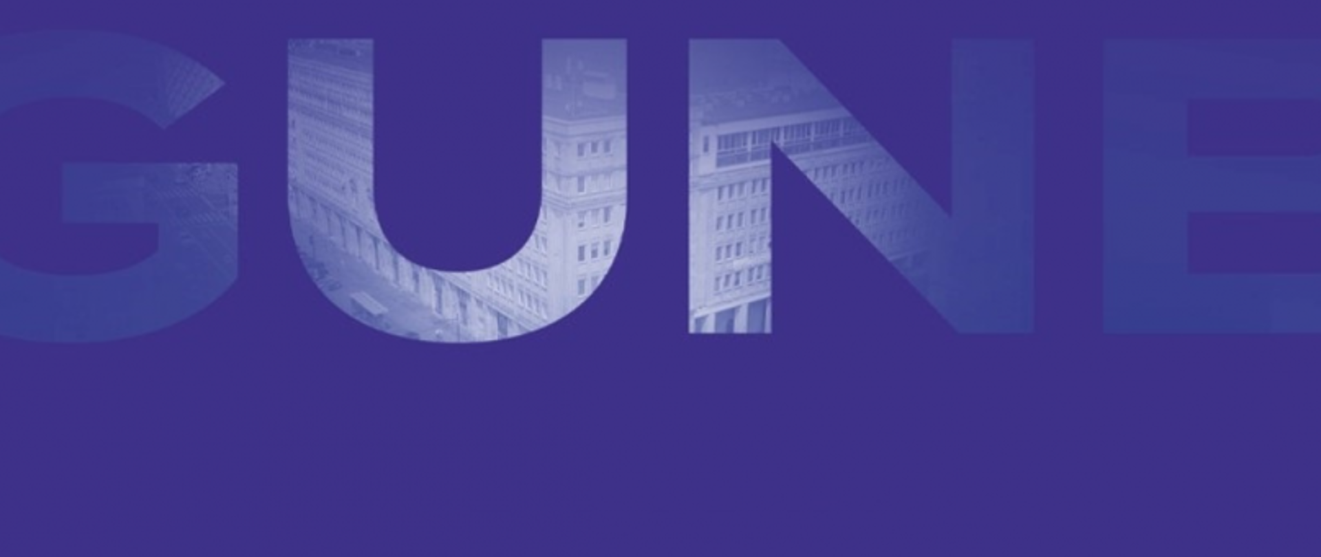 Grafika z dużym, pogrubionym napisem „GUNB” na granatowym tle. W literach widoczne są półprzezroczyste zdjęcia budynku