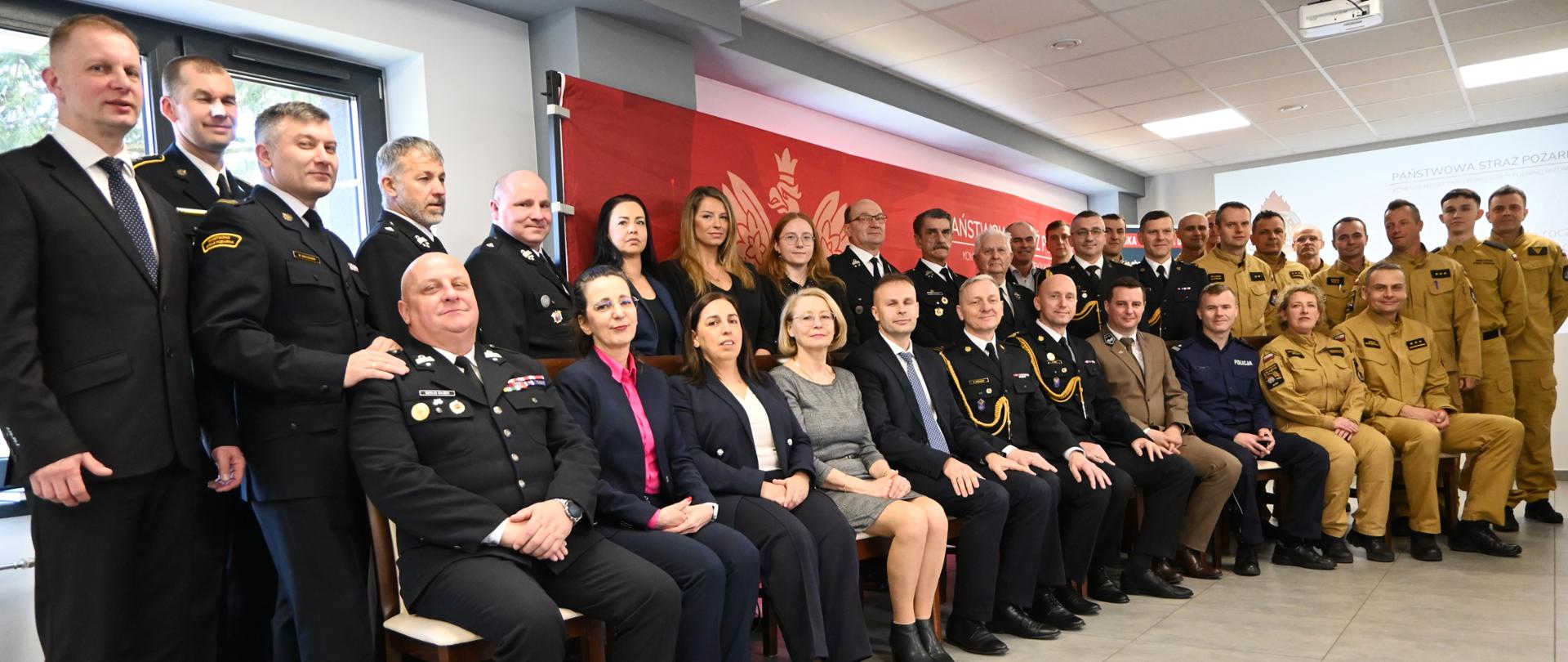 Zdjęcie grupowe uczestników narady. Pierwszy rząd siedzi. Drugi stoi. 