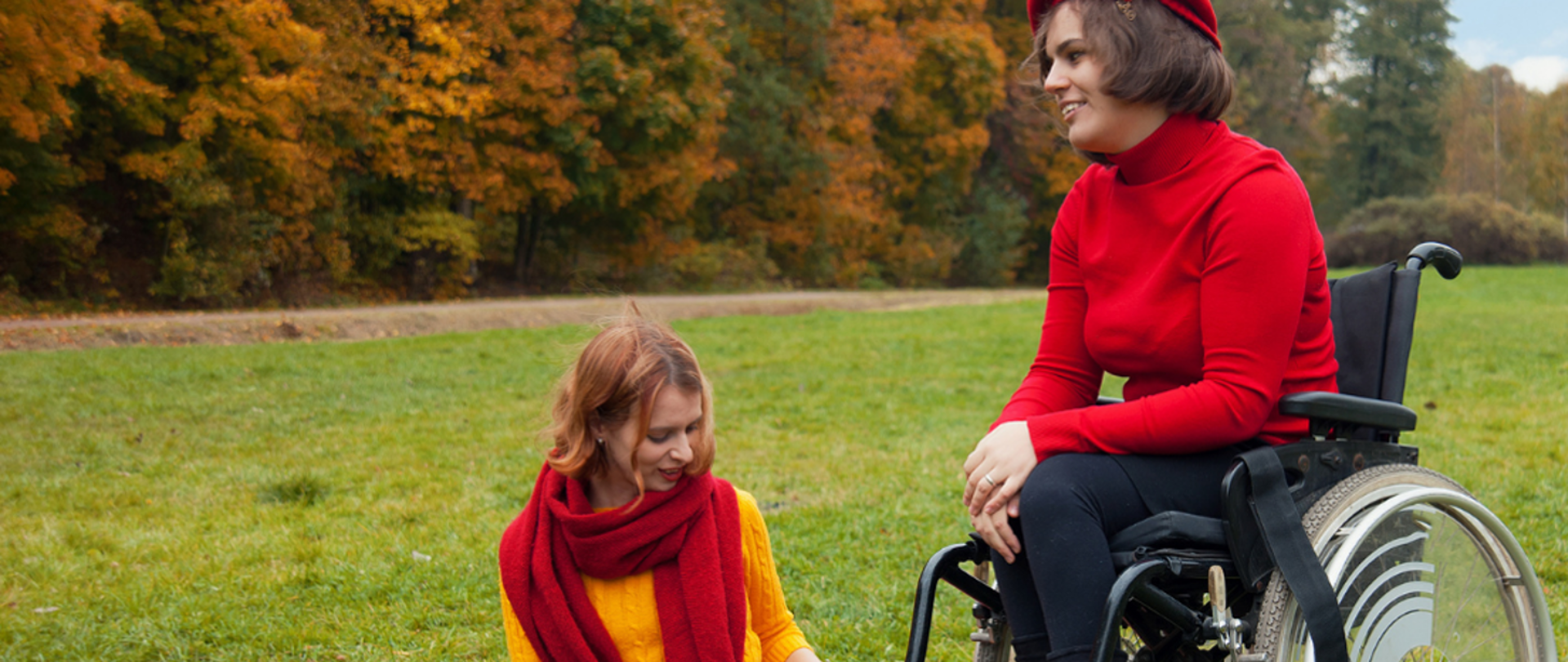 dwie kobiety, jedna na wózku inwalidzkim