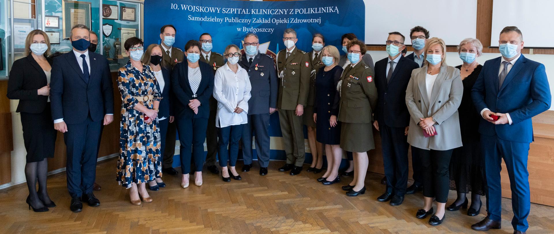 Wojewoda podczas wręczenia Odznak Honorowych za zasługi dla ochrony zdrowia pracownikom Szpitala Wojskowego w Bydgoszczy