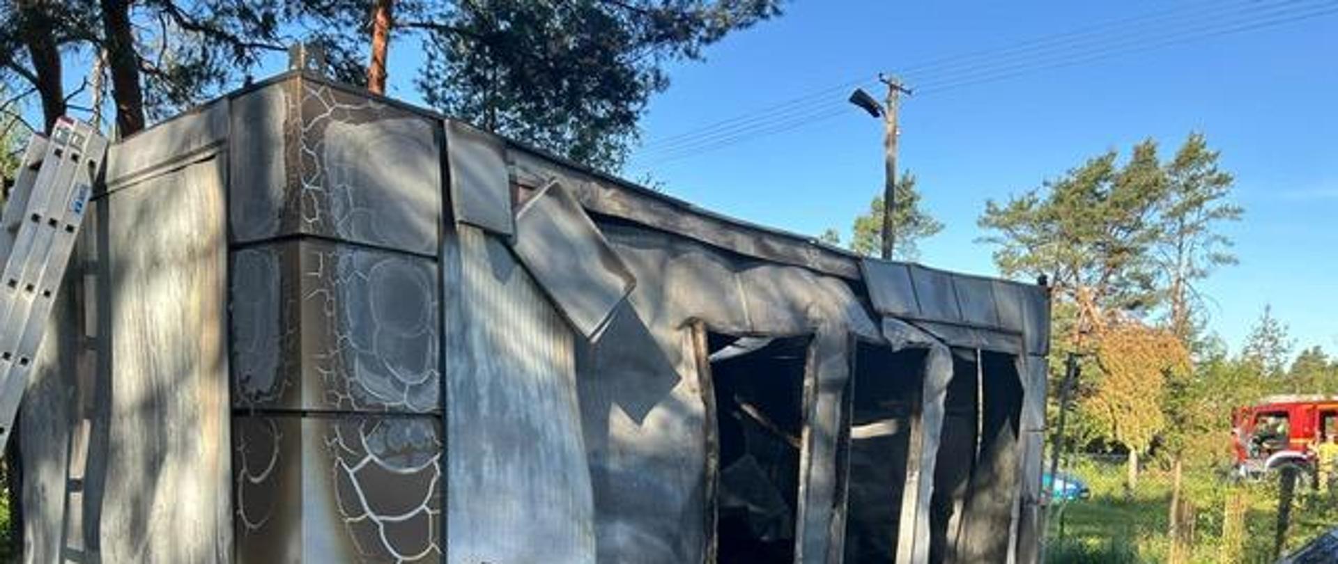 Zdjęcie przedstawia kontener mieszkalny zaadaptowany na dom letniskowy w którym wybuchł pożar.