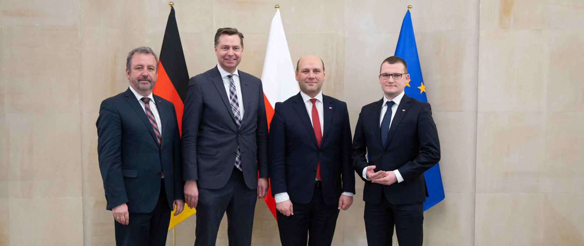 Na zdjęciu widać od lewej niemiecką delegację (2 osoby), a następnie ministra Szymona Szynkowskiego vel Sęka, sekretarza stanu w MSZ, i ministra Pawła Szefernakera, sekretarza stanu w MSWiA.