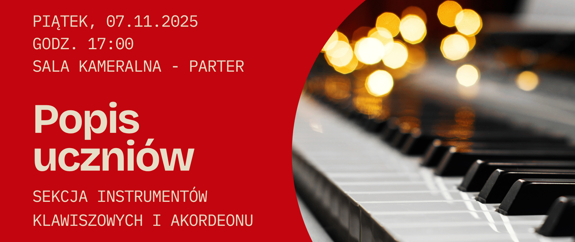 Grafika przedstawia zbliżenie klawiatury fortepianu z światełkami w złotych odcieniach. Tło plakatu ma intensywny czerwony kolor, który kontrastuje z czarno-białymi klawiszami. Po lewej stronie znajduje się jasny napis „Popis uczniów – Sekcja instrumentów klawiszowych i akordeonu” wraz z datą i miejscem wydarzenia.