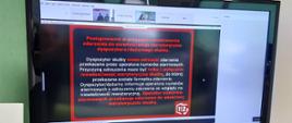 zdjęcie przedstawia monitor telewizyjny znajdujący się w stanowisku kierowania Komendanta Powiatowego PSP w Sępólnie Krajeńskim. Na zdjęciu wyświetlona jest prezentacja, którą omawia przedstawiciel Centrum Powiadamiania Ratunkowego. Tytuł slajdu - postępowanie w przypadku przekazania zdarzenia do niewłaściwego merytorycznie dyspozytora/dyżurnego służby. 
