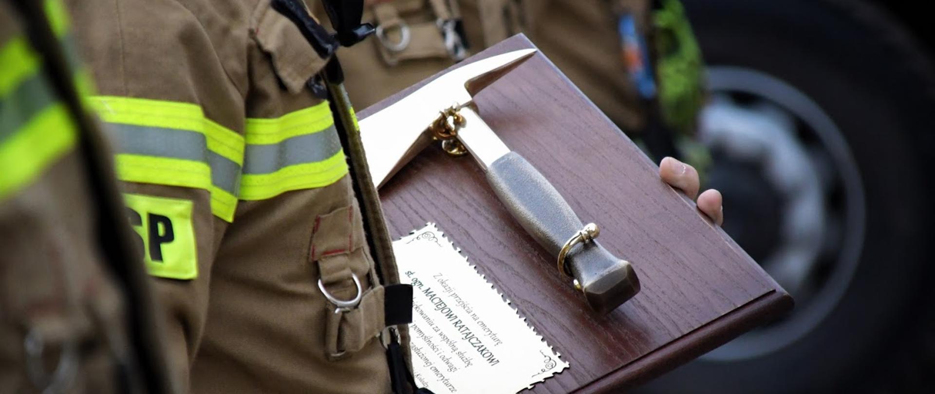 zapatrzenie emerytalne st. ogn. Maciej Ratajczak - toporek okolicznościowy