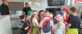 Wizyta uczniów Szkoły Podstawowej nr 3 w Obornikach u obornickich strażaków.