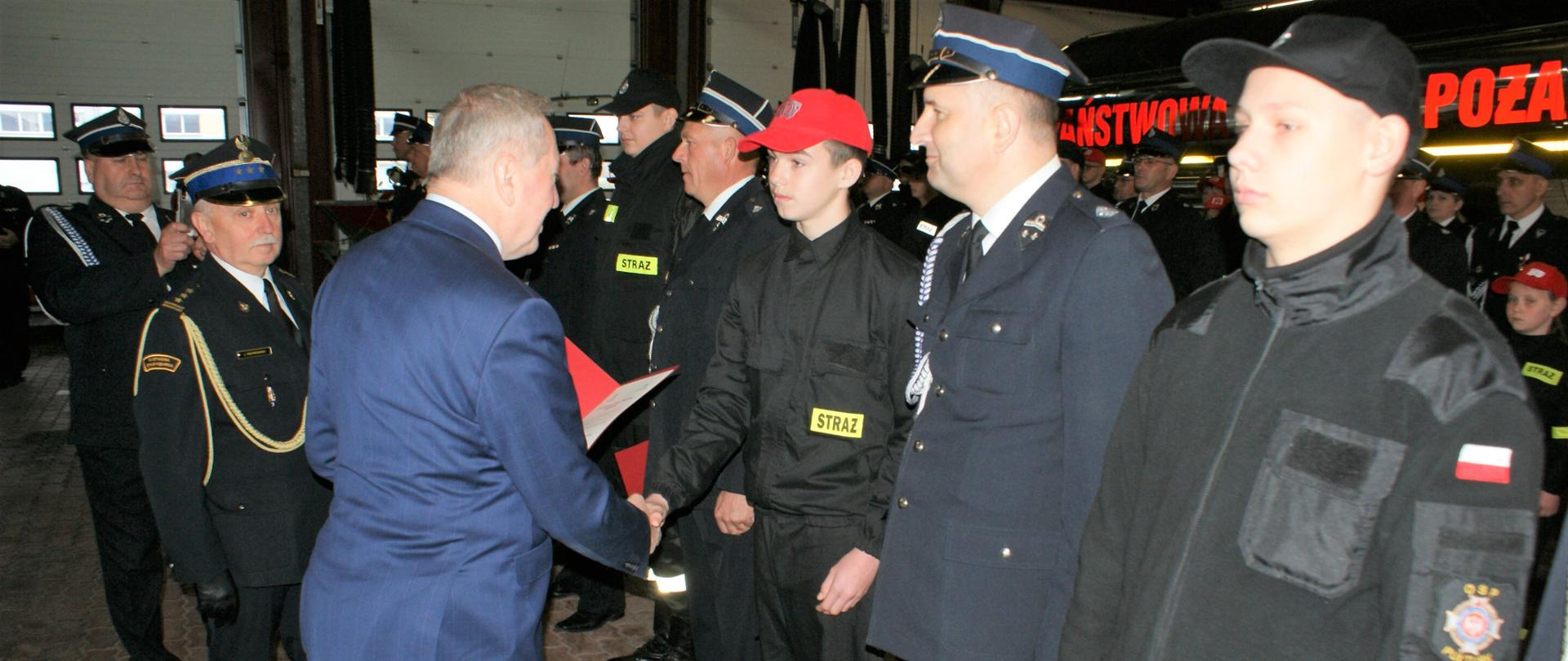  Wiceprezes Rady Ministrów, Minister Rolnictwa i Rozwoju Wsi Henryk Kowalczyk wręcza promesy członkom MDP