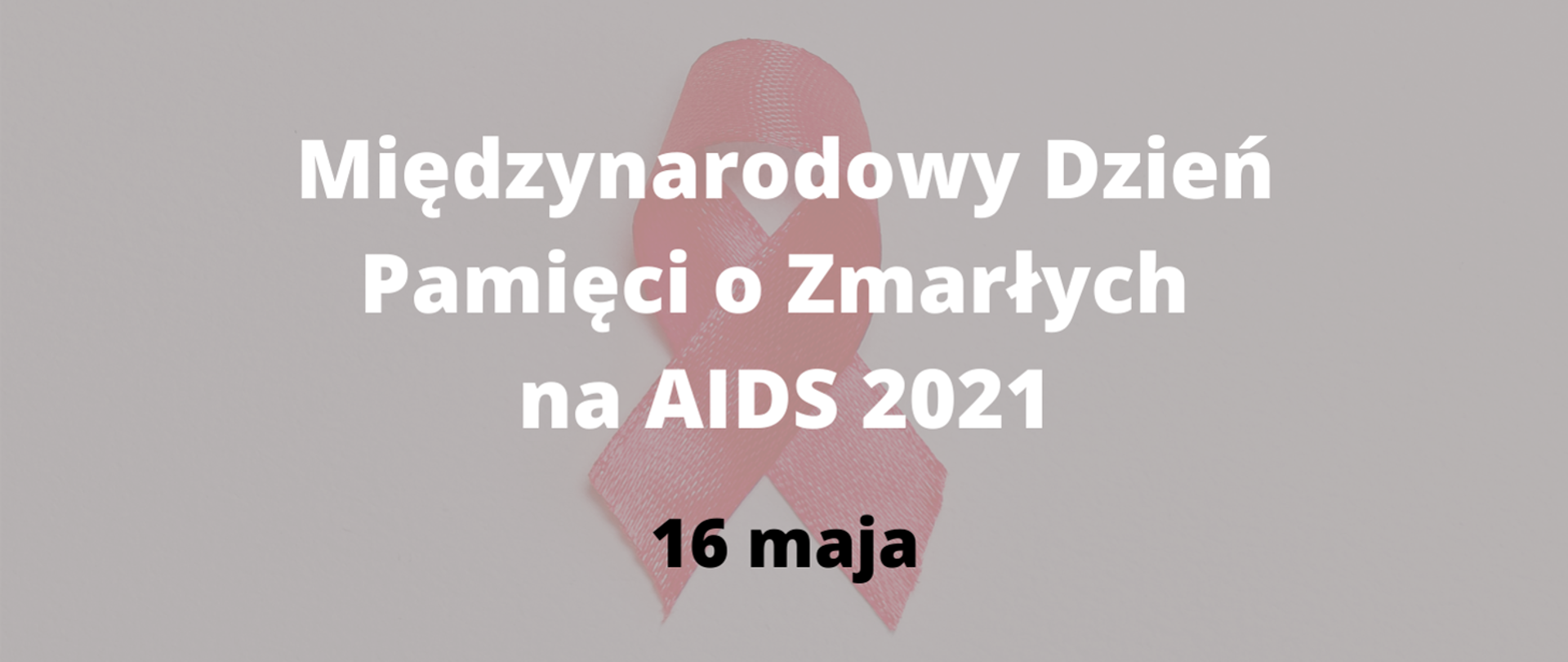 szara plansza z białym napisem i wstążką o treści "Międzynarodowy dzień pamięci o zmarłych na aids 2021"
