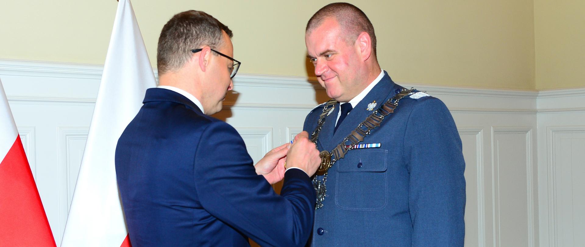 Wiceminister Marcin Romanowski przyznał odznakę "Za zasługi w pracy penitencjarnej" gen. Marcinowi Strzelcowi. 