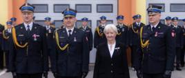 Wojewoda łódzki Dorota Ryl z uhonorowanymi strażakami 