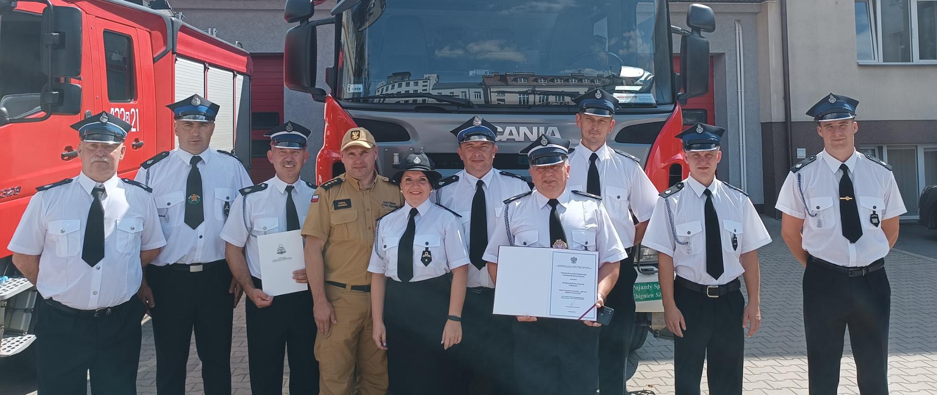 Uroczystość przekazania samochodów i promes jednostkom ochrony przeciwpożarowej