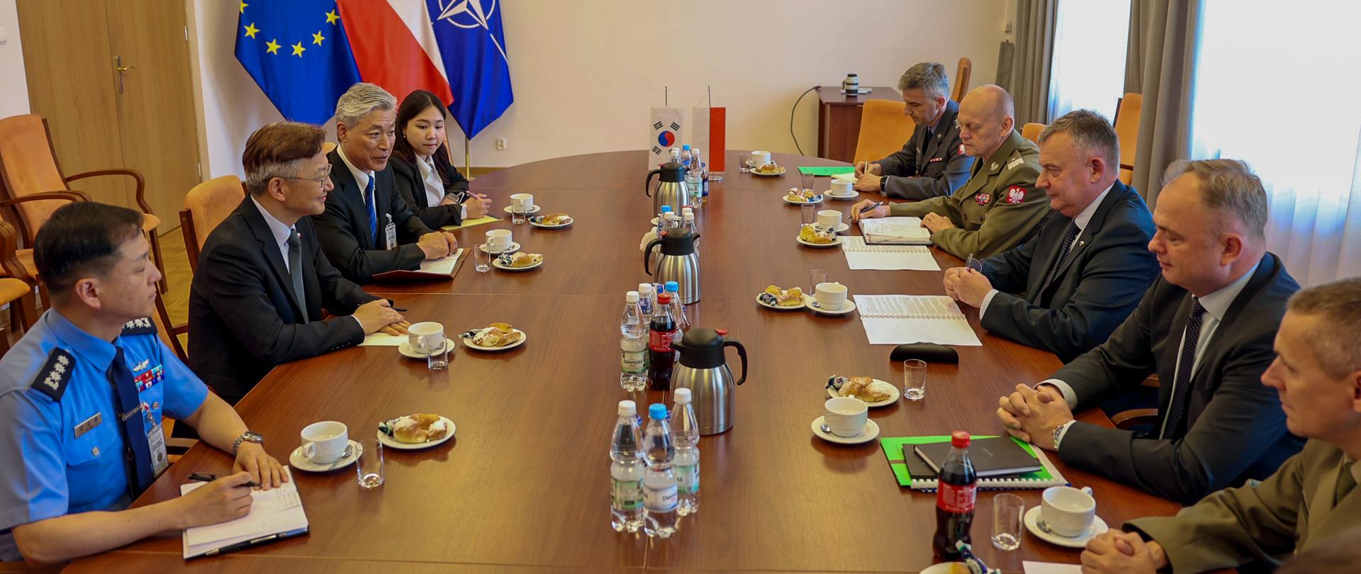 Wiceminister ON Paweł Bejda spotkał się z nowo mianowanym Ambasadorem Republiki Korei w Polsce, J.E. Jun Jolu Tae. 