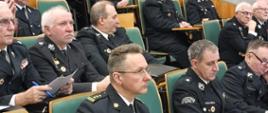 Na zdjęciu strażacy OSP ubrani w umundurowanie wyjściowe zajmują miejsca w sali Szkoły Aspirantów PSP w Poznaniu i uczestniczą w zebraniu, odprawie, podsumowującą 2025 rok.