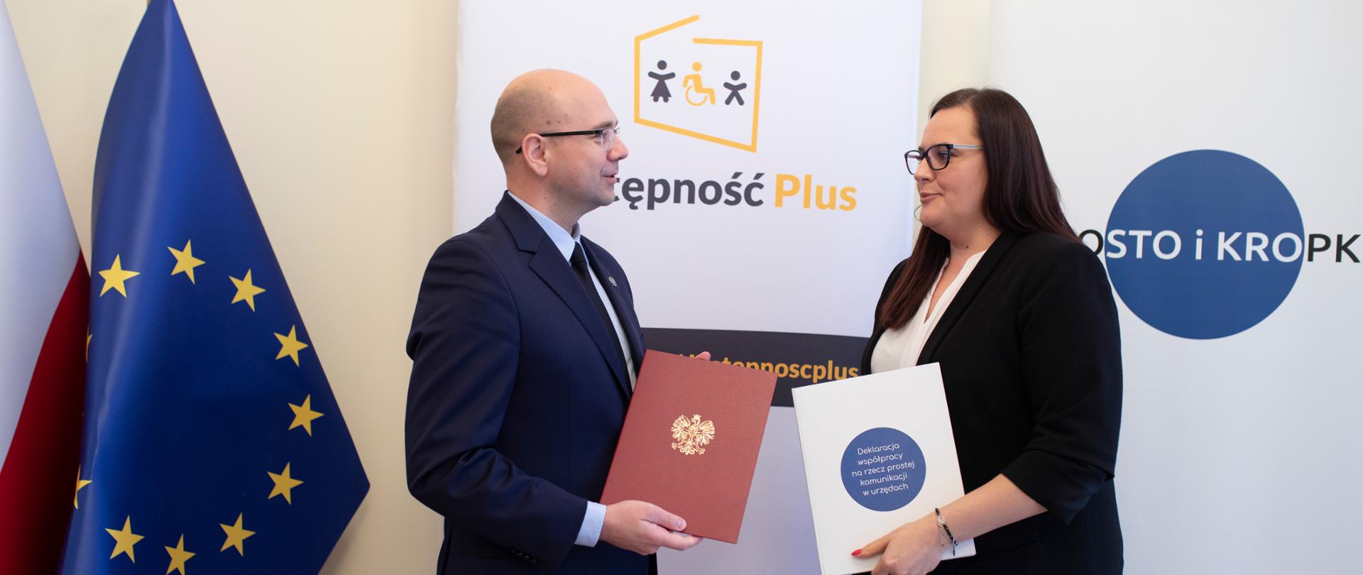 Minister Małgorzata Jarosińska-Jedynak i minister Bartłomiej Chmielowiec podczas uroczystości podpisania Deklaracji Prostego Języka.