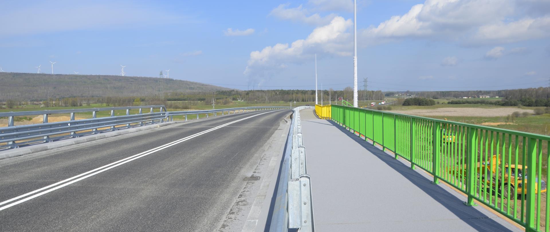 Nowa droga biegnąca wiaduktem