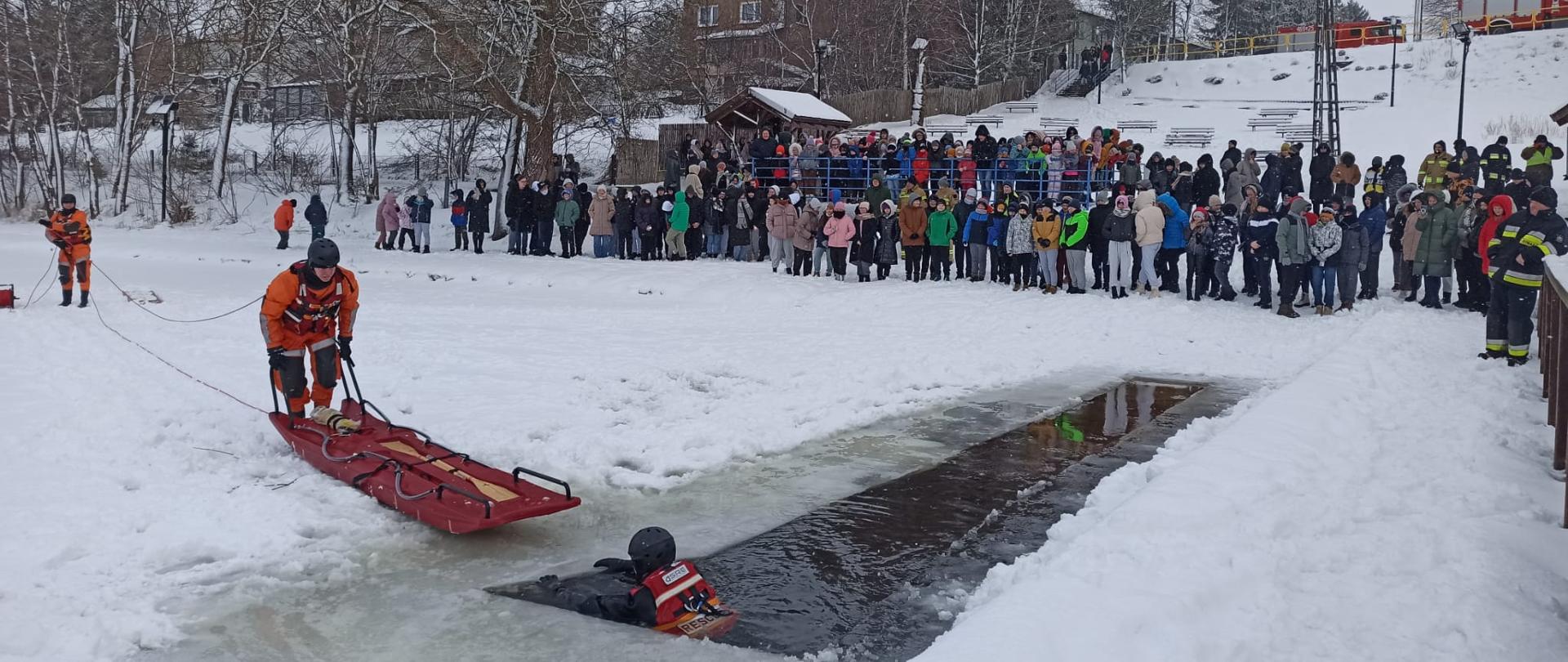 pokaz ratownictwa lodowego na plaży miejskiej w Puńsku